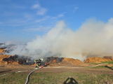 Prokletá sláma ve Zduchovicích: Hasiči se po čtyřech dnech vrátili ke stejnému požáru