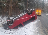 Na silnici nad Věšínem skončilo auto na střeše