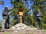 Brdský vrchol Praha nově zdobí další dřevěný označník s reliéfem jelena