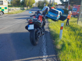 Srážka auta s motocyklem u Buše: Dva zranění skončili v pražské nemocnici