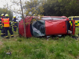 Auto u Chrástu vylétlo ze silnice a několikrát se převrátilo přes střechu