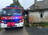 Hasiči likvidují požár v rodinném domě ve Věšíně