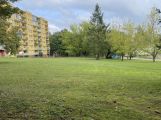 Drkolnov vře kvůli plánovanému parkovišti. Město říká, že reaguje na dlouhodobé prosby obyvatel. Petice tvrdí opak