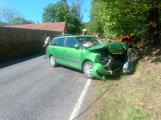 Za Hluboší skončilo auto na boku, silnice byla uzavřena