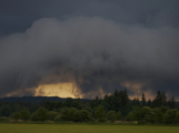 Bouřky se vracejí do stejných míst jako v sobotu. Meteorologové varují před větrem, přívalovým deštěm i kroupami