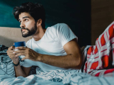 Proč má dnešní generace tolik „pozdních paniců“? Věda ukazuje, že problém není sex, ale společnost