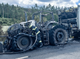 Na Příbramsku shořel traktor za miliony, silnice 18 je kvůli odtahu opět uzavřena