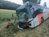 Po čelním střetu s osobním autem skončil autobus u Jinců v příkopu, na místo letěl i vrtulník