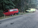 Černé pondělí na Příbramsku: U Hluboše narazila dodávka do pařezu, na místo letěl opět i vrtulník