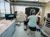 Oblastní nemocnice Příbram vstupuje do nové éry chirurgie. Do nemocnice dorazil robotický systém da Vinci