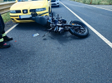 Na silnici II/604 u Milína se řetězově srazila dvě auta s motorkou, zranila se spolujezdkyně
