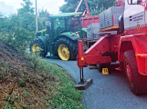 Traktor se 17 tunami obilí zablokoval silnici, hasiči museli náklad přečerpat