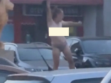 Příbram v tropech: Kašna jako pódium, mladá žena jako hlavní hvězda. Nuda pláž? Zatím ne, ale poptávka roste