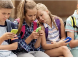 Zákaz mobilů ve školách: ochrana dětí, nebo krok zpět?