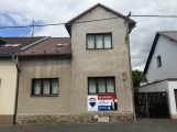 Dům, který si nehraje na dokonalost. A možná právě proto zaujme