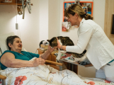 Středočeský kraj rozdělí 7,4 mil. Kč na domácí paliativní a ošetřovatelskou péči
