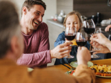Alkohol dětem? V Německu končí. U nás je to pořád kulturní tradice