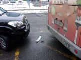 Autobus v Šachetní se srazil s osobním vozem