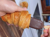 Croissant už nestačí. Internet letos spojuje pečivo s nanukem