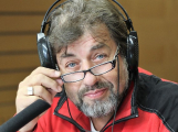 „Začněte u sebe.“ Zdeněk Junák v Kavárně U Nulté hodiny o herectví, politice i humoru