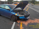 Ranní karambol v zúžení na dálnici D4: Opel sestřelil pylon, ten se odrazil do protijedoucí škodovky