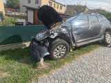 Tři nehody na silnici I/18: U Dubence narazil motorkář do pickupu Toyota, v Dublovicích bourala sanitka a u Vranovic skončil vůz na boku.