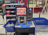 Samoobslužná pokladna, mobil v ruce a klubová cena. Kam se posunulo nakupování v Česku?
