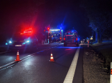 Náraz zezadu u Drásova: Nissan skončil v kufru Alfy Romeo a zcela uzavřel silnici