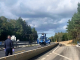 Tragická nehoda na dálnici D4: Auto skončilo po nárazu do svodidel na střeše, na místě je jeden mrtvý