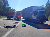Vážná nehoda jeřábu a kamionu zablokovala dálnici D4, zranění řidiči skončili v příbramské nemocnici