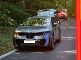 Střet motocyklu s autem uzavřel hlavní tah na Plzeň: Zranění motorkáři skončili v nemocnici