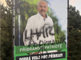 „Lhář“ a „podvodník“. Někdo posprejoval volební plakáty Ivana Fuksy