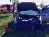 Peugeot narazil u Malé Hraštice do stromu, starší řidič skončil v nemocnici