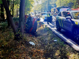 U Dobříše se srazily dvě škodovky, těžce zraněnou řidičku transportoval vrtulník do nemocnice.