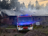 Masivní požár pily u Vranovic zaměstnal desítky hasičů, škoda půjde do milionů