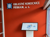 V příbramské nemocnici usnadňuje pacientům orientaci nová dotyková obrazovka s AI asistentem