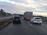 Odstavený přívěs komplikuje dopravu na dálnici D4