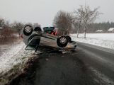 Auto u Narysova skončilo po nehodě na střeše