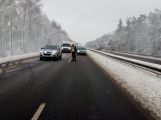 Sníh stále komplikuje dopravu, hlášeno je hned několik nehod