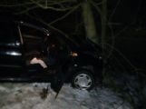 Vůz v Jinecké narazil do stromu