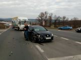 Nehoda dvou vozů komplikuje provoz na Evropské