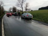 Nehoda tří vozů uzavřela silnici na Hluboš