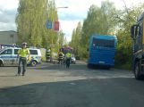 Nehoda motocyklu s autem uzavřela Obecnickou ulici. Na místě zasahoval vrtulník