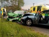 Vážná nehoda v Podlesí, řidič peugeotu přejel do protisměru