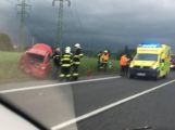 Vážná nehoda u Milína. Posádka skončila s poraněním hlavy