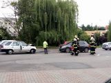 Čelní střet v Plzeňské komplikuje dopravu u kruhového objezdu