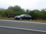 Lexus u skončil mimo silnici, v Plzeňské se srazily dva vozy