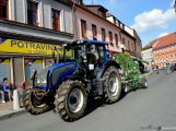 Zaparkovali traktory přímo na náměstí