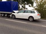 Volkswagen skončil pod přívěsem, doprava v Husově ulici kolabuje