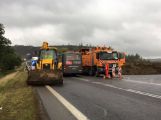 Nehoda bagru a nákladního vozu blokuje dopravu na Dubenci